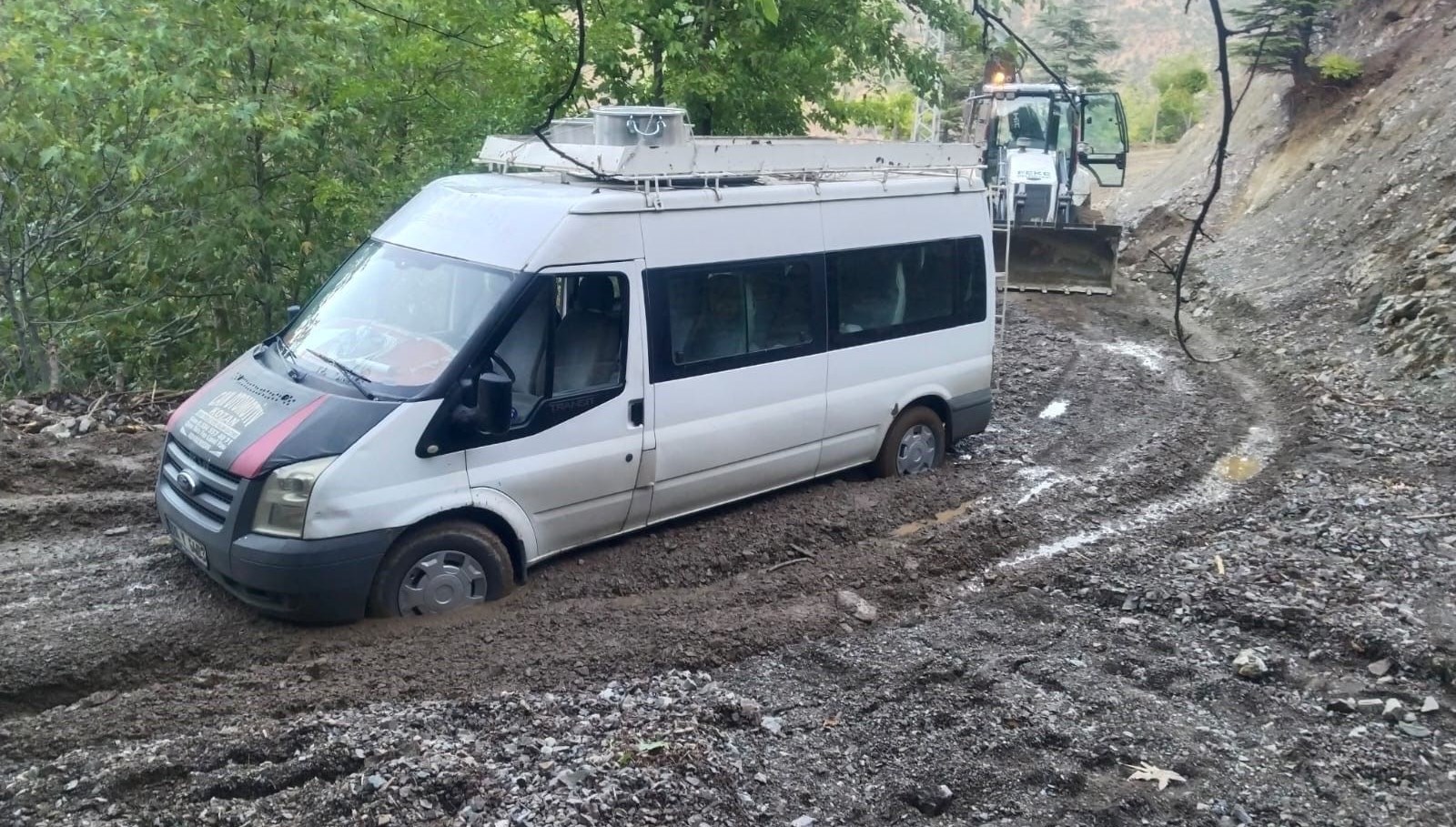 Adana’da şiddetli yağış nedeniyle kapanan yollar açıldı