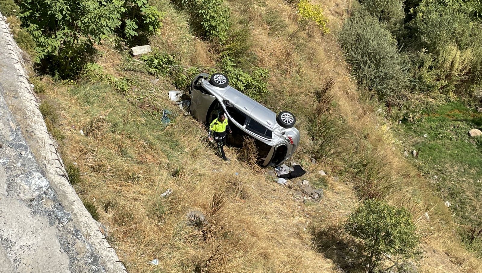 Bitlis’te şarampole devrilen otomobildeki 2 kişi yaralandı bitliste sarampole devrilen otomobildeki 2 kisi yaralandi nKtsDuO3