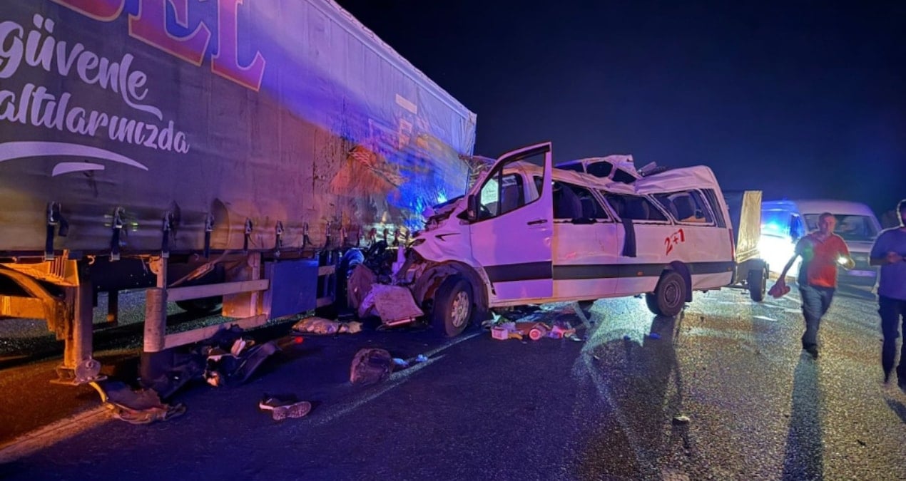 son dakika tarsusta can pazari tarim iscilerini tasiyan minibus tira carpti 3 olu 16 yarali UYwh8iFs