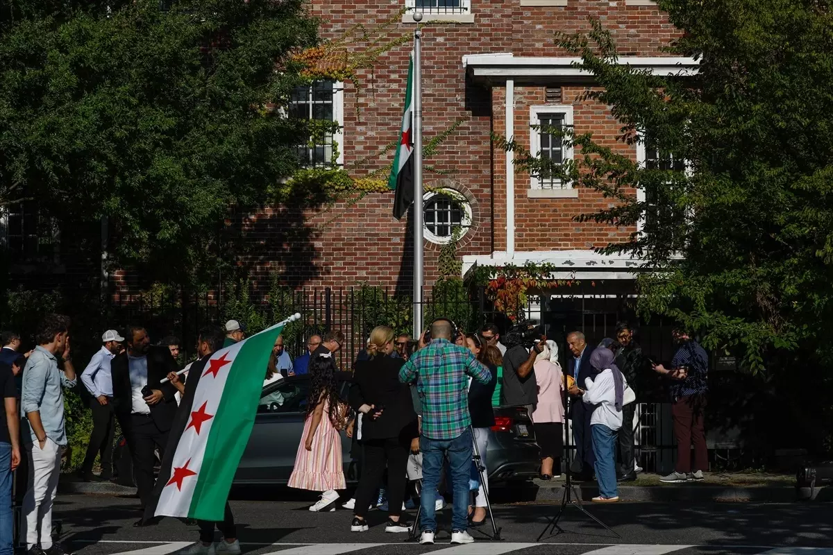 suriye bayragi washingtonda gondere cekildi Tnl2EVKM