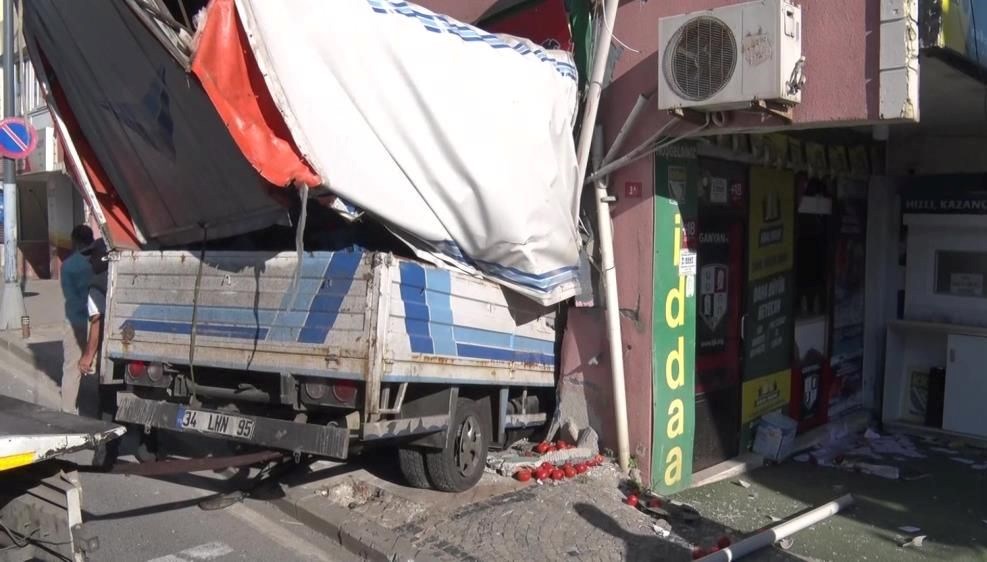 uskudarda kaza kamyonet is yerine girdi hLZqV2XR