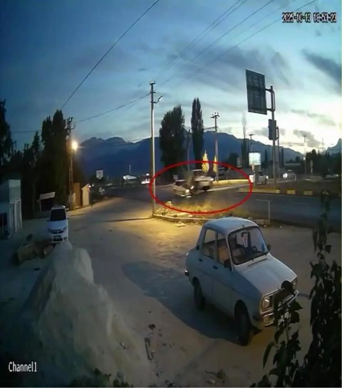 antalyada hafif ticari arac ile otomobil carpisti 4 yarali jn5IkepG.jpg