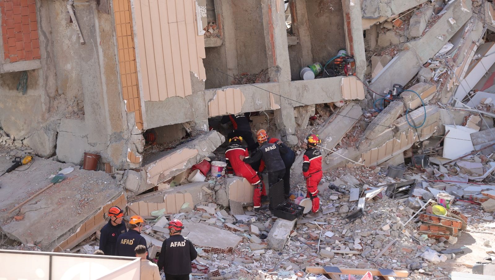 gebzede 7 katli bina coktu iki can kaybi var mZ6Y8CE5.jpg