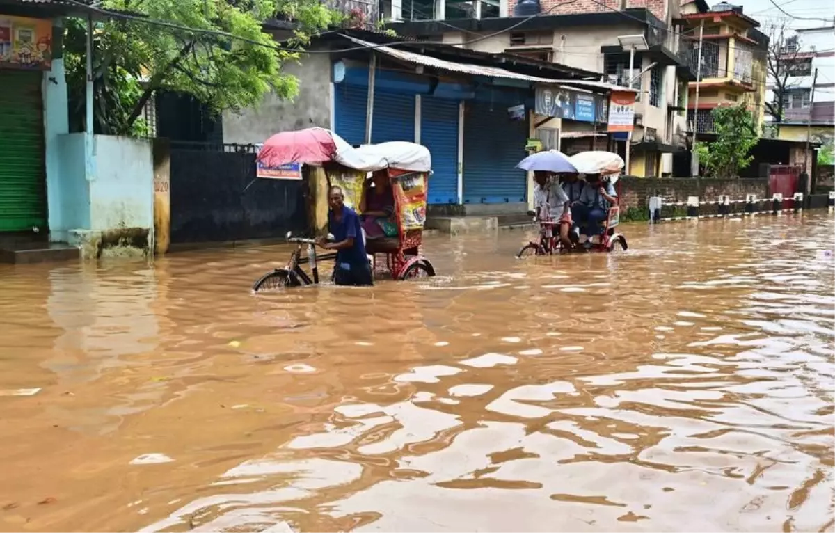 hindistanda sel ve heyelan 18 kisi hayatini kaybetti m9CBuqTT