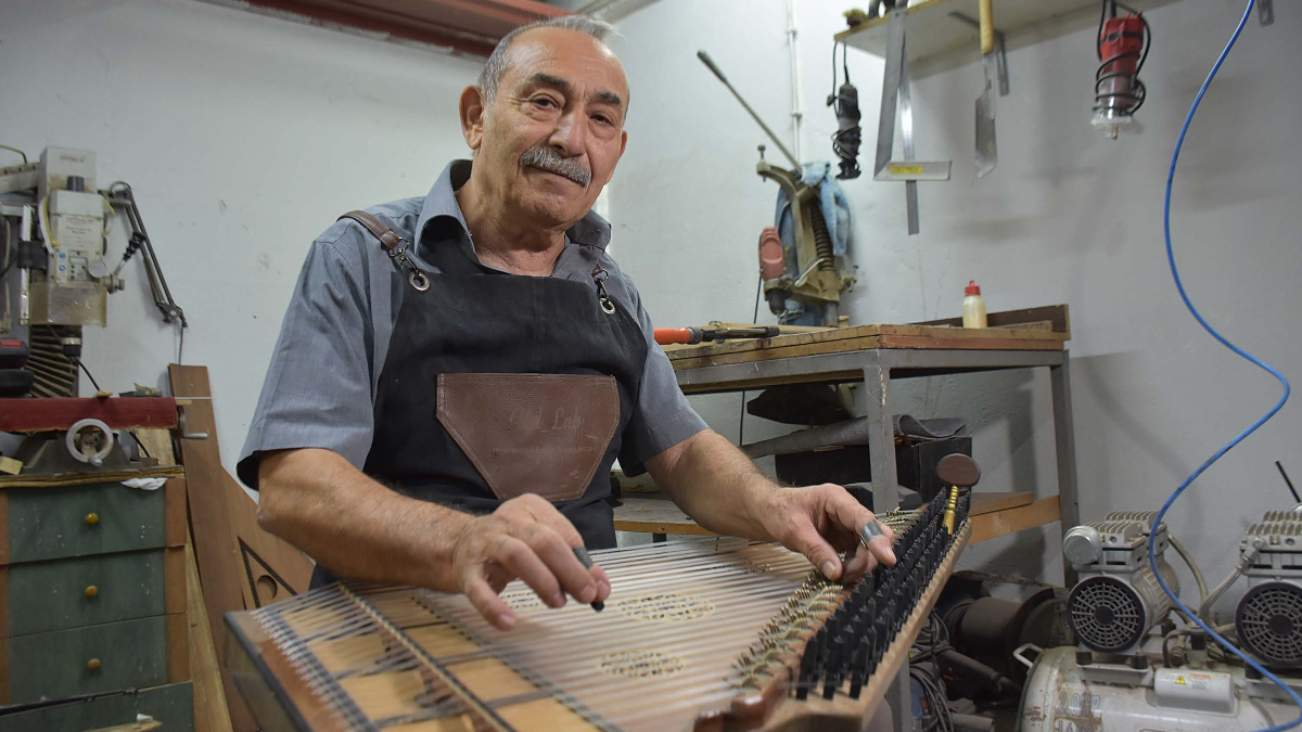 izmirde kendisine yapmak icin basladi 20 yildir kanun uretiyor DqEHa3Md