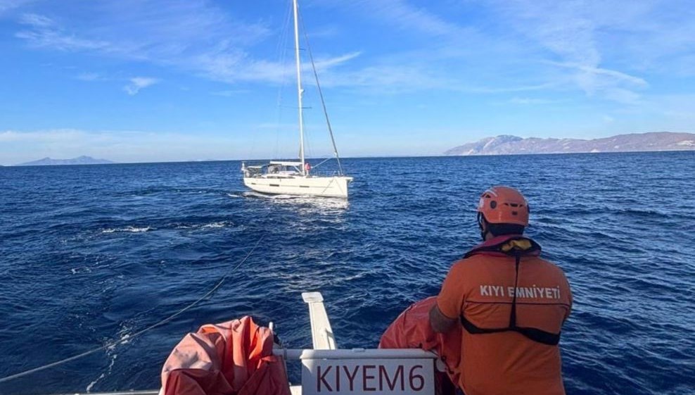 Muğla’da sürüklenen teknedeki iki kişi kurtarıldı