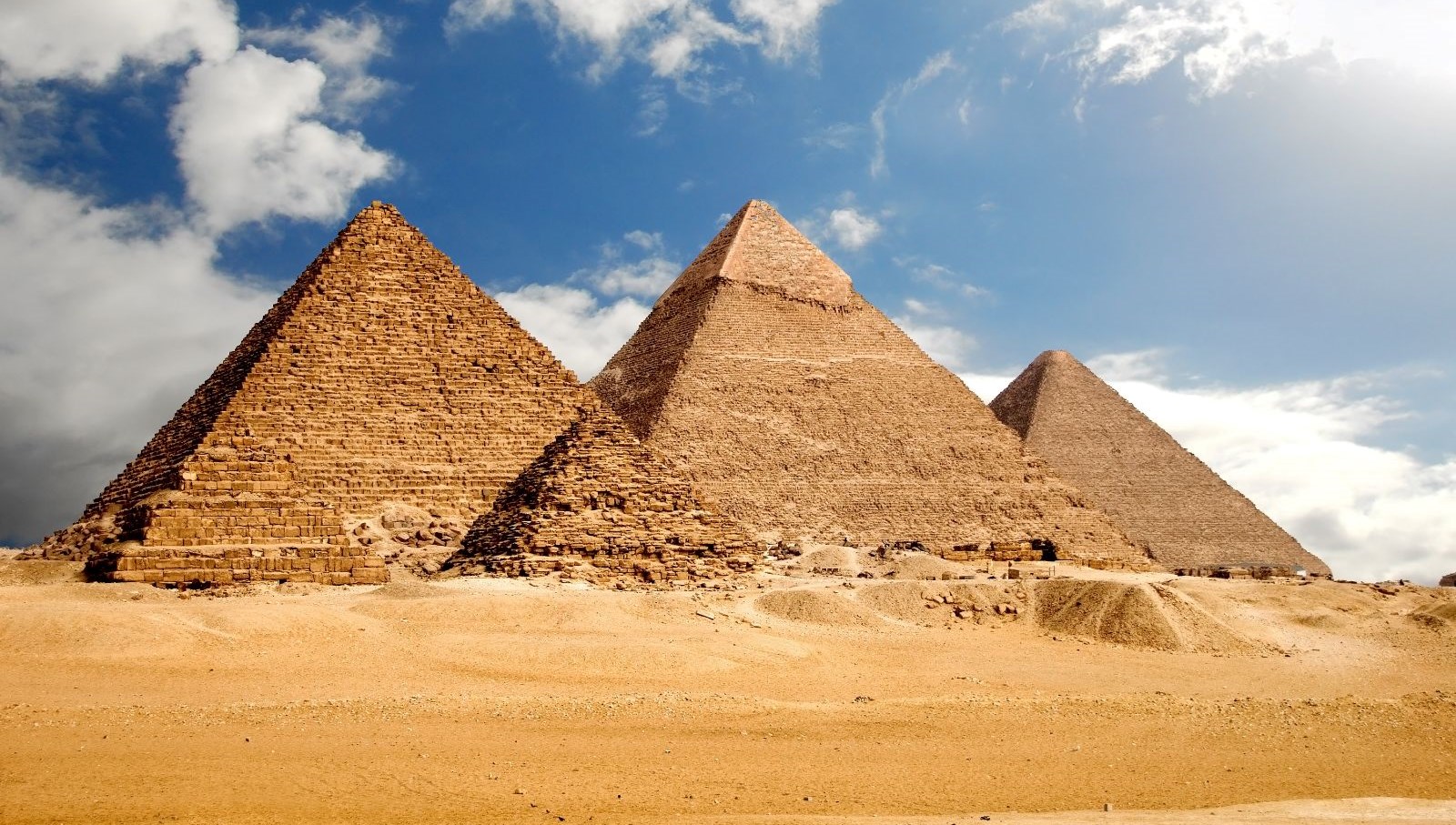 Piramitlerin bitmeyen sırrı: Yer altı dünyasına açılan üç kuyu keşfedildi