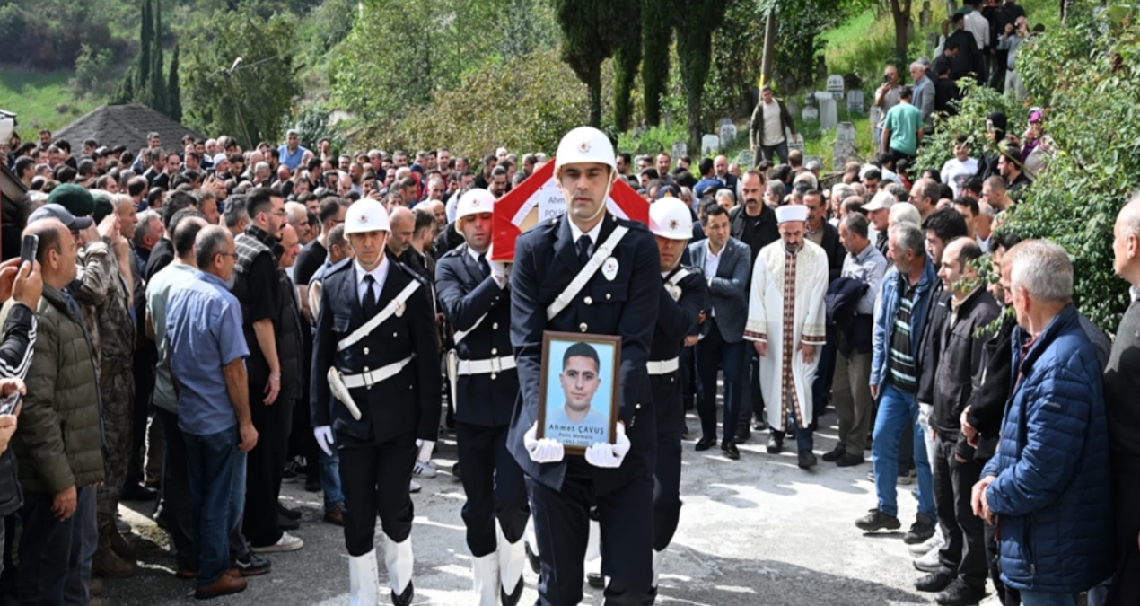 Trabzon’da uçuruma düşen polis memuru toprağa verildi trabzonda ucuruma dusen polis memuru topraga verildi 6I3baiOd