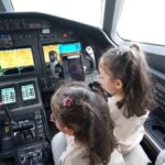 ulastirma bakani ucak inislerini izleyen ikiz kardesleri agirladi QVxyaH8G