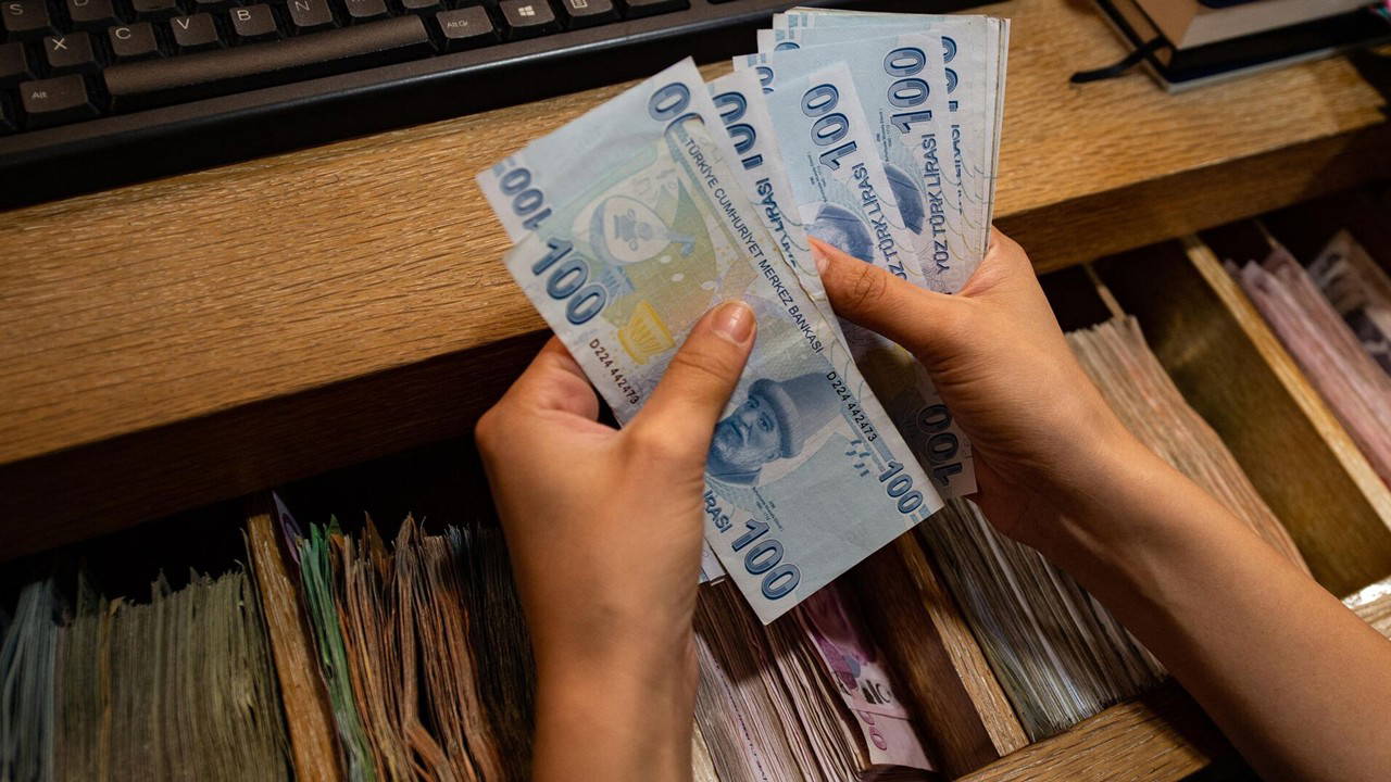 Emekli ve memur zammı yeniden hesaplandı: Enflasyon tahmini maaşları değiştirdi!