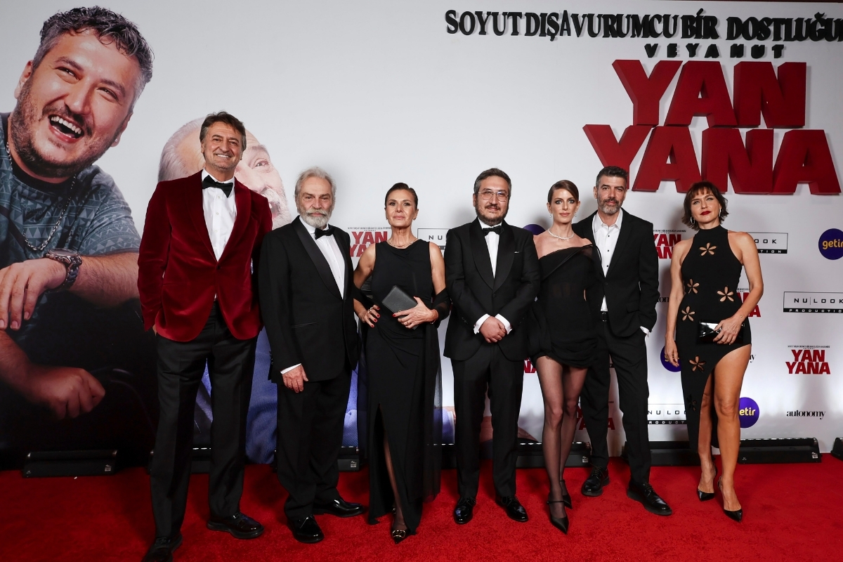 imax-olarak-vizyona-giren-soyut-disavurumcu-bir-dostlugun-anatomisi-veyahut-yan-yana-filmi-gala-gecesinde-izleyici-tarafindan-dakikalarca-alkislandi-X2rri4R6.jpg