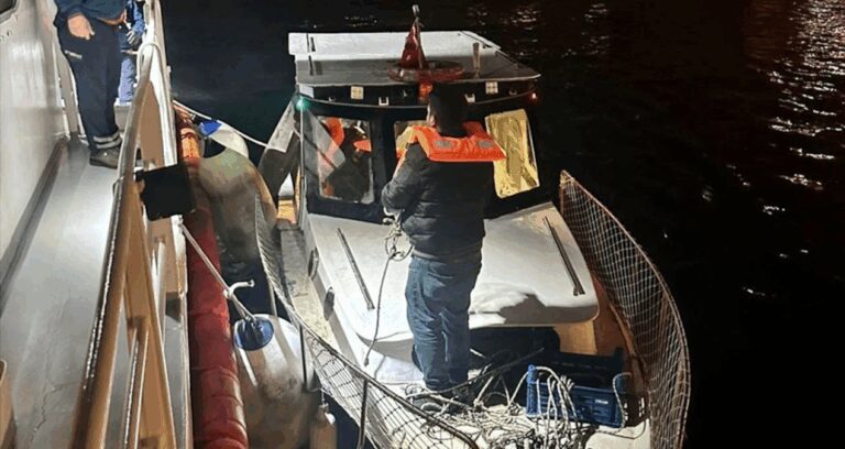 istanbulda-arizalanan-2-tekne-kurtarildi-Bt6c6O1W.jpg