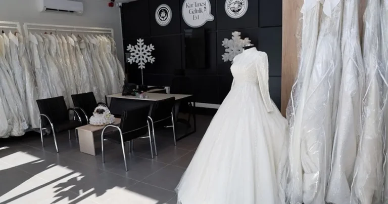 kar-tanesi-gelinlik-evine-kayseri-talaslilardan-yogun-ilgi-SSbKjMzU.webp