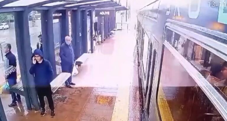 o-anlar-kameralara-yansidi-tramvaya-yildirim-isabet-etti-ec1RdyQF.jpg