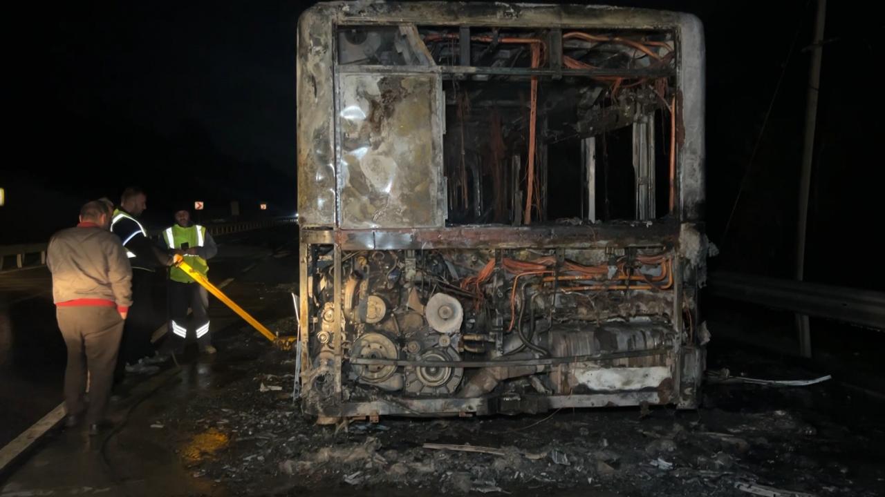 Arnavutköy’de İETT otobüsü alevlere teslim: Kısa sürede küle döndü