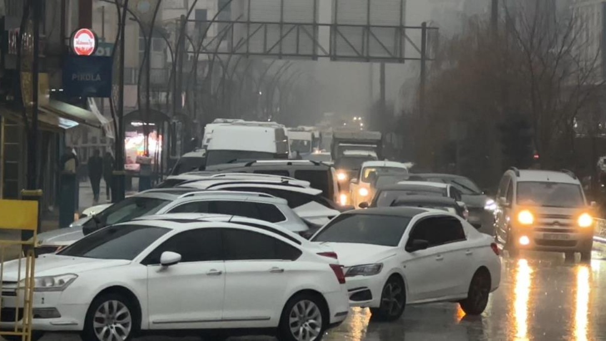 Hakkari’de yoğun yağışlar uçak seferlerini durdurdu