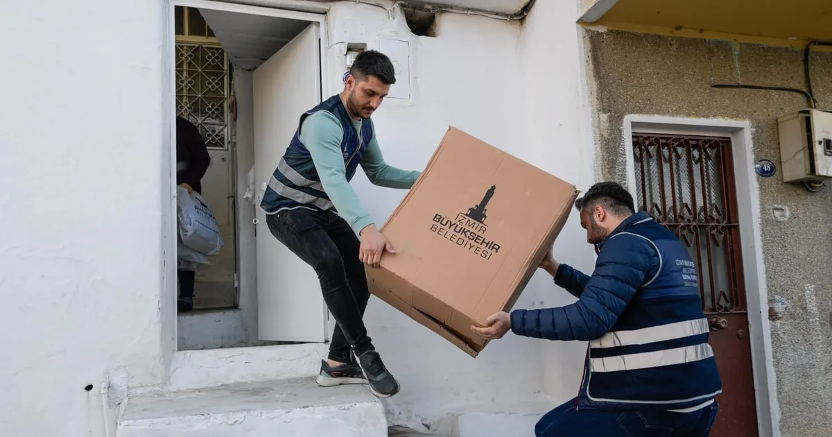 İzmir Büyükşehir’in kış destek paketleri ulaştırılıyor