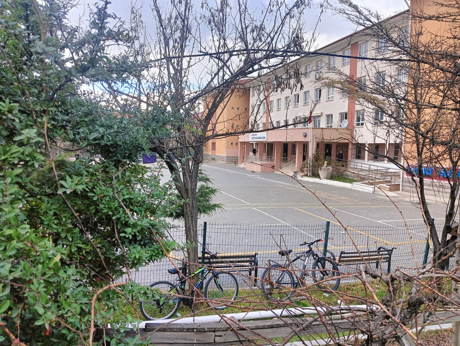 Kız öğrencilerine cinsel organının fotoğrafını gönderen öğretmen tutuklandı