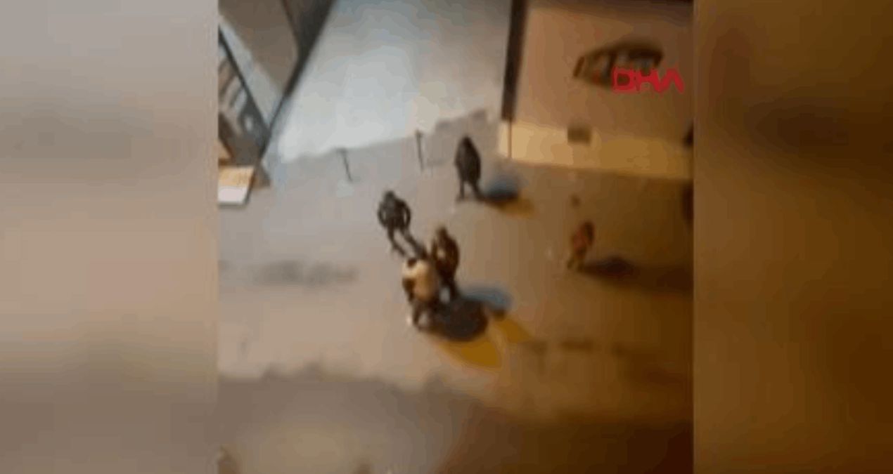 Taksici ile kadınların çanta kavgası sokağa taştı