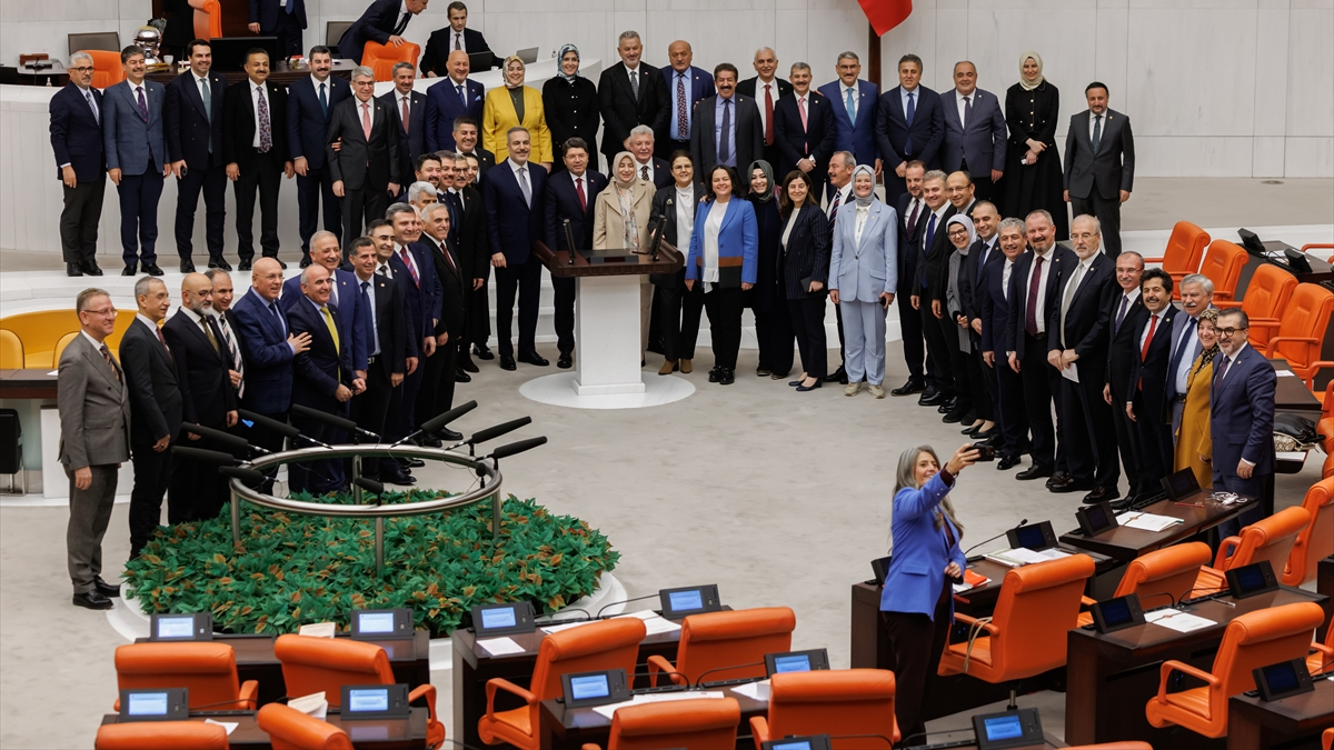 TBMM’de AK Partililerden CHP’li vekil ile selfie pozu