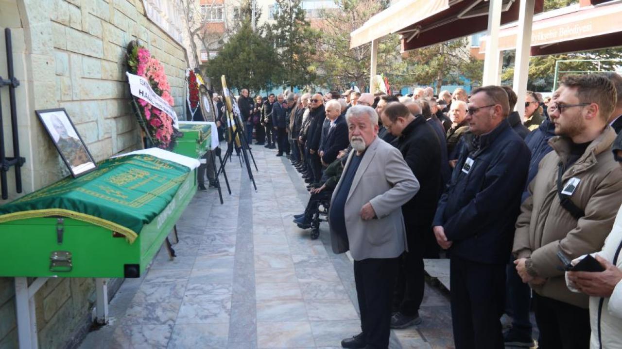 Ünlü oyuncu Burcu Özberk’in dedesi son yolculuğuna uğurlandı