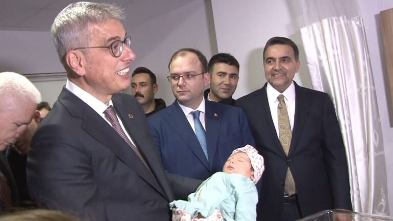 saglik-bakani-memisoglu-istanbulda-yeni-yilin-ilk-bebeklerini-ziyaret-etti-QNgFAd6M.jpg