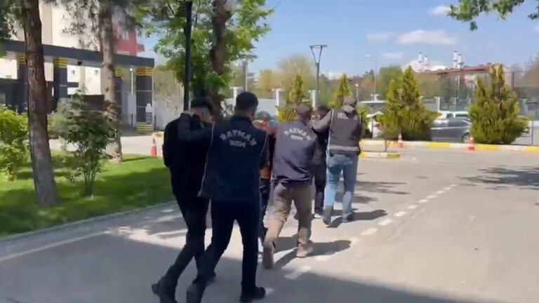 batmanda-iki-otomobilde-13-tabanca-ele-gecirildi-Wizc34yr